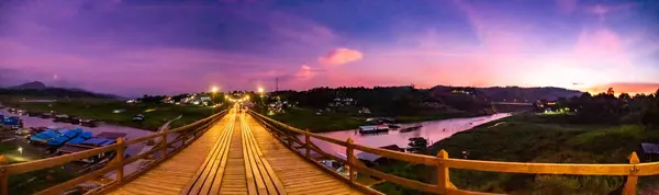 Mon Bridge, oude houten brug bij zonsondergang in Sangkhlaburi, Kanchanaburi, Thailand — Stockfoto