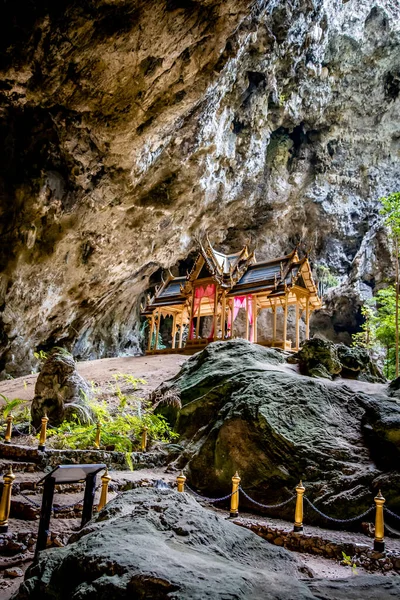 Grotte de Phraya Nakhon, temple du pavillon Khua Kharuehat dans le parc national Khao Sam Roi Yot à Prachuap Khiri Khan, Thaïlande — Photo