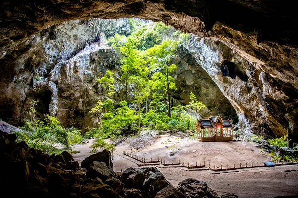 Phraya Nakhon Cave, Khua Kharuehat pavillion temple in Khao Sam Roi Yot National Park in Prachuap Khiri Khan, Thailand — Fotografia de Stock