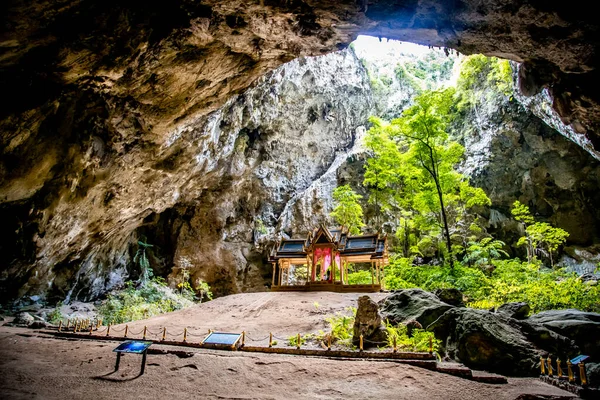 Phraya Nakhon Cave, Khua Kharuehat pavillion temple in Khao Sam Roi Yot National Park in Prachuap Khiri Khan, Thailand — Fotografia de Stock