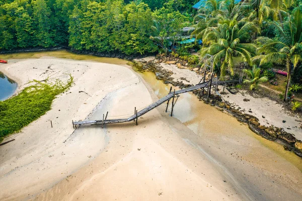 Holzbrücke am Bang Bao Strand auf der Insel Koh Kood, Trat, Thailand — Stockfoto