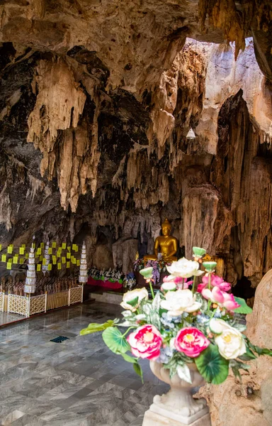 タイ・カンチャナブリの洞窟内にあるワット・サム・プ・ワ寺院 — ストック写真