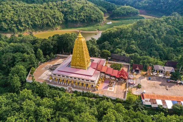 Chedi Phutthakhaya ou Puttakaya Pagoda, Wat wang Wiwekaram ou wat luang pho uttama em Sangkhlaburi, Kanchanaburi, Tailândia — Fotografia de Stock