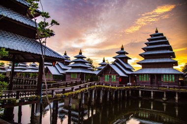 Geleneksel ev ziyaretleri Chanthaburi, Tayland 'da gün batımında