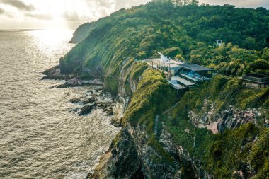 Uçurumlar ve deniz manzaralı kafe, gökyüzü manzaralı, Pha Suk nir, Ko Proet, Chanthaburi, Tayland