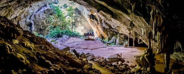 Phraya Nakhon Cave, Khua Kharuehat pavillion temple in Khao Sam Roi Yot National Park in Prachuap Khiri Khan, Thailand — Fotografia de Stock