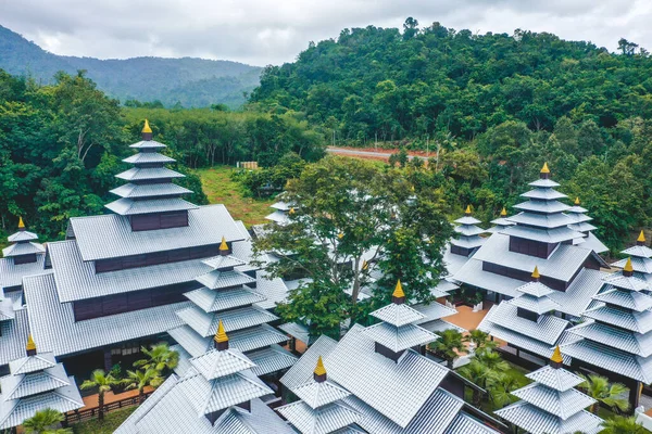 Namtok Phlio Ulusal Parkı, Chanthaburi, Tayland 'da antik pagoda ve şelale