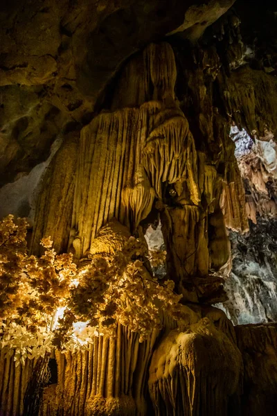 Wat tham Pu Wa tempel in de grot in Kanchanaburi, Thailand — Stockfoto