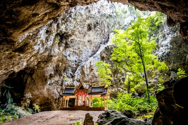 Phraya Nakhon Jeskyně, pavilon Khua Kharuehat chrám v Khao Sam Roi Yot Národní park v Prachuap Khiri Khan, Thajsko — Stock fotografie