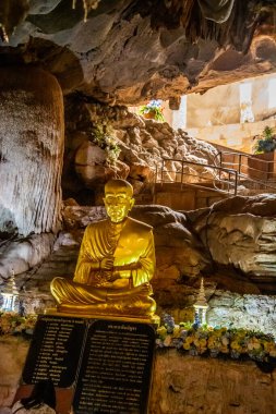 Wat tham Pu Wa tapınağı Kanchanaburi, Tayland 'daki mağarada.