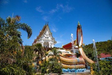 Wat Khao Sung Chaem Fa tapınağı dev yılanlı ve uzanan altın Buda, Kanchanaburi, Tayland
