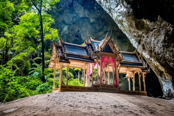 Cueva de Phraya Nakhon, templo del pabellón de Khua Kharuehat en el parque nacional de Khao Sam Roi Yot en Prachuap Khiri Khan, Tailandia —  Fotos de Stock