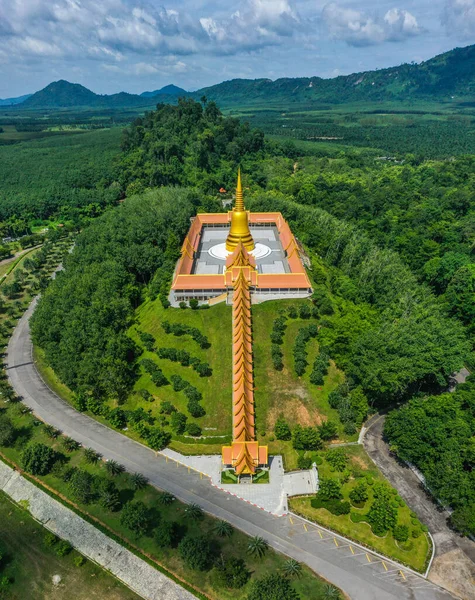 Wat Boonyawad ve Wat Boonyawas 'ın Chon Buri, Tayland' daki hava manzarası.