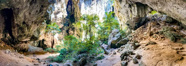 Cueva de Phraya Nakhon, templo del pabellón de Khua Kharuehat en el parque nacional de Khao Sam Roi Yot en Prachuap Khiri Khan, Tailandia — Foto de Stock