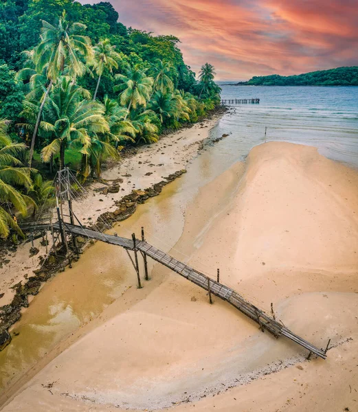 Holzbrücke am Bang Bao Strand auf der Insel Koh Kood, Trat, Thailand — Stockfoto