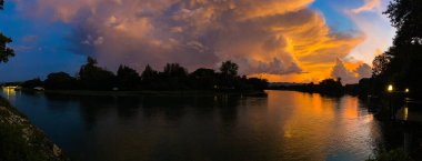 Kanchanaburi Nehri 'nde gün batımı Khwae Yai veya Tayland' da Kwai.
