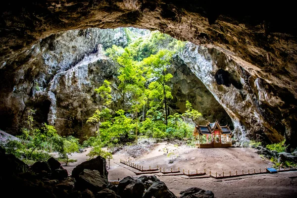 Cueva de Phraya Nakhon, templo del pabellón de Khua Kharuehat en el parque nacional de Khao Sam Roi Yot en Prachuap Khiri Khan, Tailandia —  Fotos de Stock