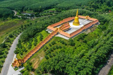 Wat Boonyawad ve Wat Boonyawas 'ın Chon Buri, Tayland' daki hava manzarası.