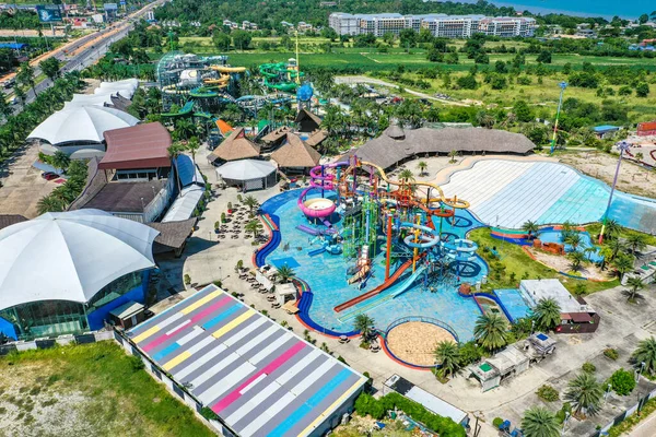 Abandonado parque aquático de diversões durante o bloqueio vívido em Pattaya, Chonburi, Tailândia — Fotografia de Stock