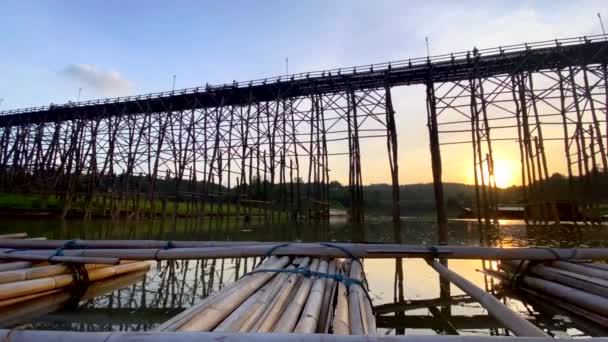 Mon Bridge, starý dřevěný most při západu slunce v Sangkhlaburi, Kanchanaburi, Thajsko — Stock video