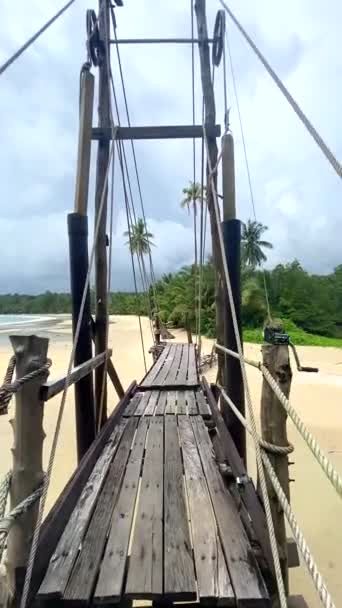 Holzbrücke am Bang Bao Strand auf der Insel Koh Kood, Trat, Thailand — Stockvideo