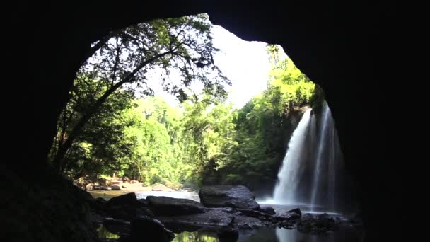 Haew Suwat Vodopád v národním parku Khao Yai v Nakhon Ratchasima, Thajsko — Stock video