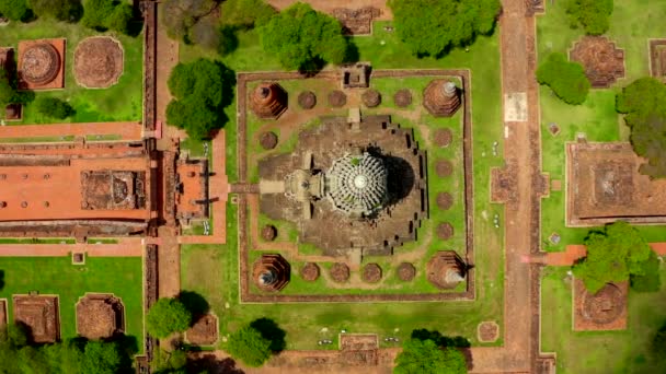 Vista aérea do templo Ayutthaya, Wat Ratchaburana, vazio durante o covid, em Phra Nakhon Si Ayutthaya, cidade histórica na Tailândia — Vídeo de Stock