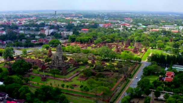 Вид с воздуха на храм Аюттхая, Ват Ратчабурана, пустой во время ковида, в Пхра Накхон Си Аюттхая, исторический город в Таиланде — стоковое видео