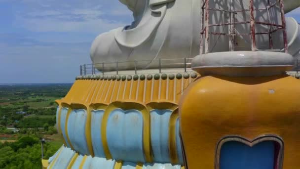 Статуя и храм Будды парка Ват Нонг Хой в Ратчабури, Таиланд — стоковое видео