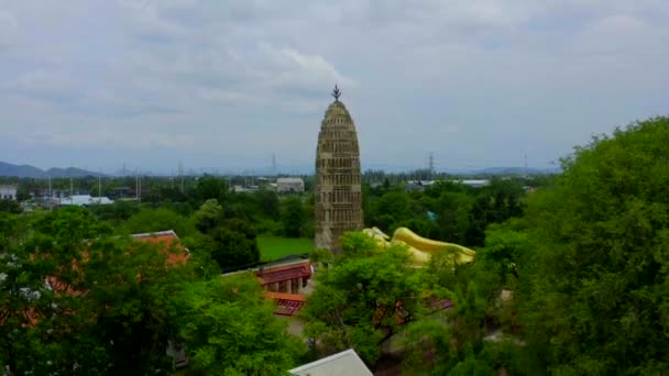 Wat Aranyikawas templo, reclinável buddha e pagode, em Chon Buri, Tailândia — Vídeo de Stock