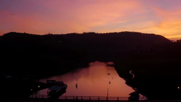 Ponte Mon, ponte de madeira velha no por do sol em Sangkhlaburi, Kanchanaburi, Tailândia — Vídeo de Stock