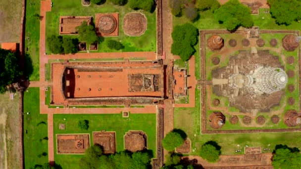 Vista aérea del templo de Ayutthaya, Wat Ratchaburana, vacío durante el covidio, en Phra Nakhon Si Ayutthaya, ciudad histórica de Tailandia — Vídeos de Stock