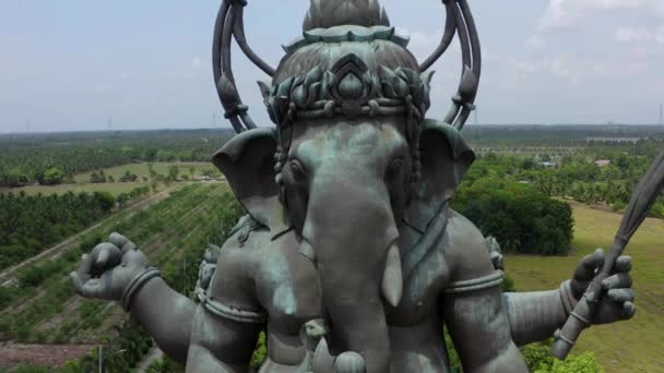 Бронзова статуя Ганеші - Міжнародний парк Хьюен Ґанеш у Чачоенґсао, Таїланд — стокове відео