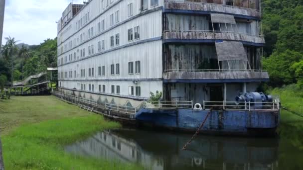 Etterlatt båtchalet, Ghost Ship i Grand Lagoona, Koh Chang, Trat, Thailand – stockvideo