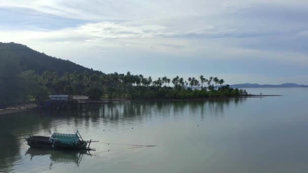 Niż Mayom Bridge, Zatopione i tonące łodzie w Koh Chang, Trat, Tajlandia — Wideo stockowe