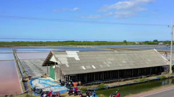 Phetchaburi Salt flats Naklua, granjas y agricultores recolectando sal en Phetchaburi, Tailandia — Vídeo de stock