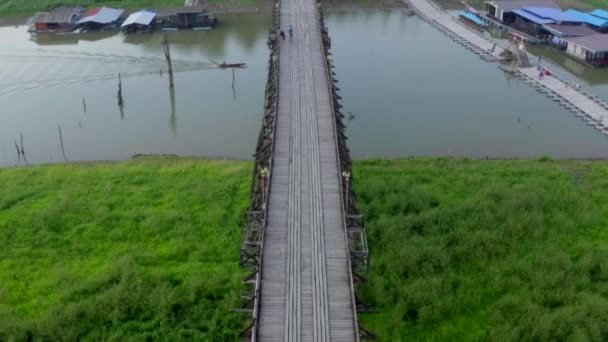 Mon Bridge, régi fa híd naplementekor Sangkhlaburi, Kanchanaburi, Thaiföld — Stock videók