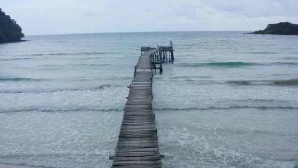 Пляж Банґ Бао, дерев "яний пірс, у Кох Куд, Трат, Таїланд — стокове відео