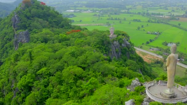 Vista aérea de Don Sai, estatua del Cristo Redentor, en Ratchaburi, Tailandia — Vídeos de Stock