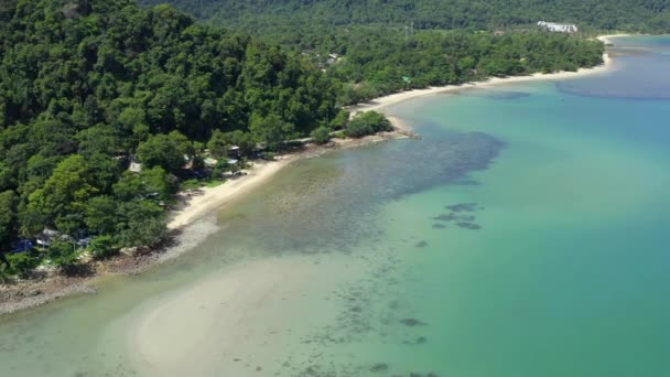 Luftaufnahme des Bang Bao Pier und des Leuchtturms in Koh Chang, Trat, Thailand — Stockvideo