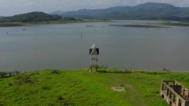 Vajiralongkorn, Wat Saam Prasob, Kanchanaburi, Tayland 'daki Sangkhlaburi' deki Batık Boğulma Tapınağı.