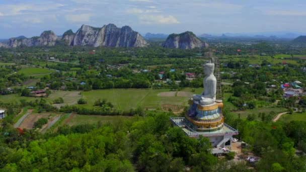 Posąg i świątynia Wat Nong Hoi Park Buddha, Ratchaburi, Tajlandia — Wideo stockowe