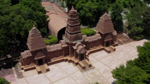 Temple Wat tham Pu Wa dans la grotte de Kanchanaburi, Thaïlande — Video