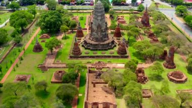 Ayutthaya tapınağının havadan görünüşü, Wat Ratchaburana, covid sırasında boş, Phra Nakhon Si Ayutthaya, Tayland 'ın tarihi şehri