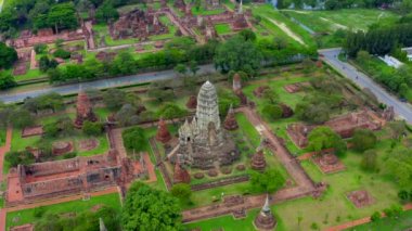 Ayutthaya tapınağının havadan görünüşü, Wat Ratchaburana, covid sırasında boş, Phra Nakhon Si Ayutthaya, Tayland 'ın tarihi şehri