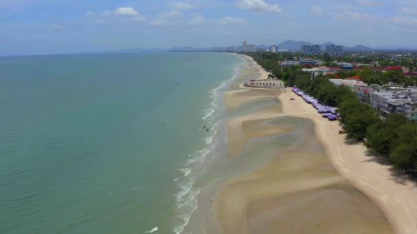 Tayland Phetchaburi 'deki Cha Am Plajı — Stok video