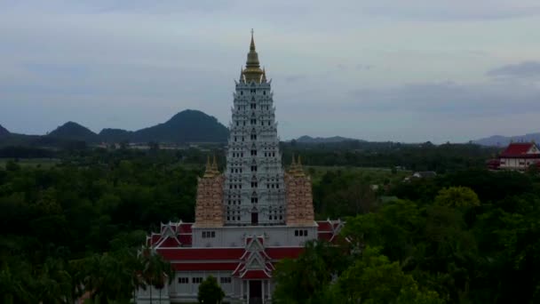 Wat Yannasang Wararam tempel, Bodh Gaya Chedi, Bodhagaya Stupa Replica, in wat Yan, in Pattaya, provincie Chonburi, Thailand. — Stockvideo