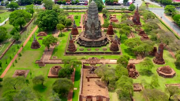 Flygfoto över Ayutthaya tempel, Wat Ratchaburana, tom under covid, i Phra Nakhon Si Ayutthaya, Historiska staden i Thailand — Stockvideo