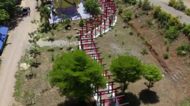 Wat Khao Sung Chaem Fa tapınağı dev yılanlı ve uzanan altın Buda, Kanchanaburi, Tayland