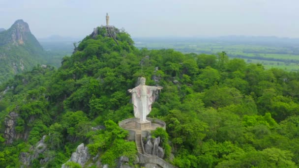 Luchtfoto van Don Sai, standbeeld van Christus Verlosser, in Ratchaburi, Thailand — Stockvideo